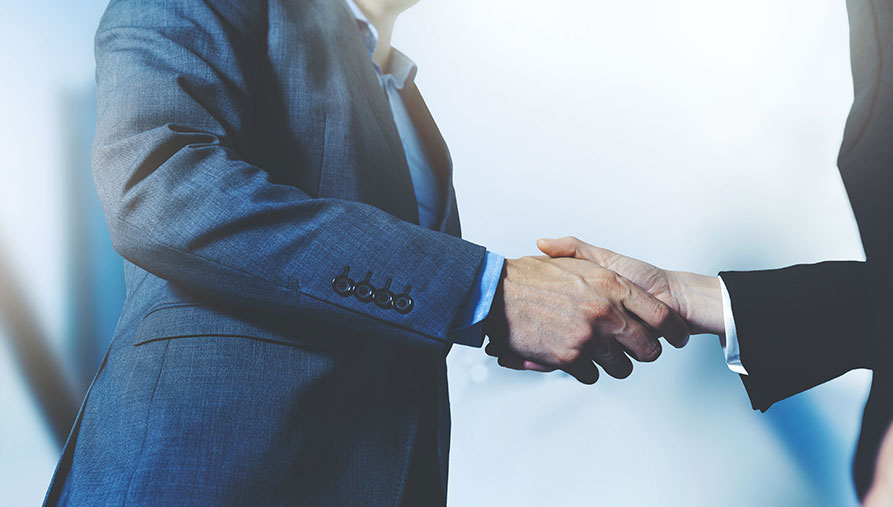 ビジネスシーンの握手している画像